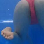 平泳ぎで一瞬見える足裏