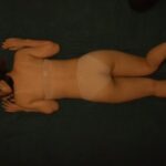 うつ伏せの遠めの足裏