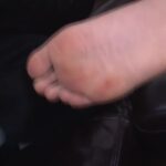 ズボンを脱がす際の足裏その２