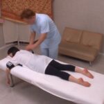 3人目。うつ伏せの遠目の足裏