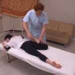 うつ伏せのストレッチシーンの遠目の足裏