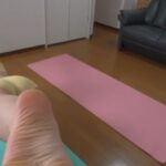 ヨガポーズのチラリ足裏