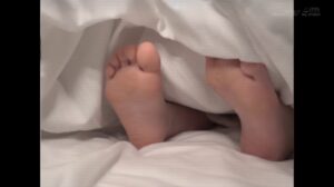 1:02:51 仰向けの肉厚足裏