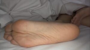 横向き寝のドアップ足裏その２