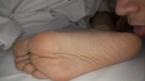 横向き寝のドアップ足裏その３