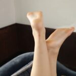 両足上げシーンの足裏その２