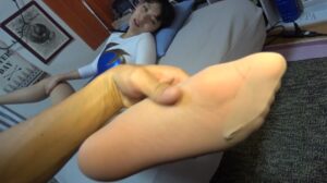 開脚体勢のドアップパンスト足裏