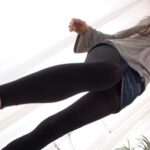 踏みつけ型の足コキシーンのチラリ足裏