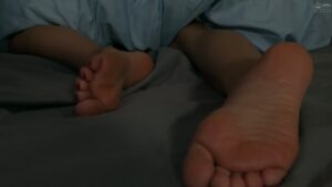 5人目。うつ伏せのドアップ足裏