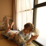 うつ伏せの遠めの足裏
